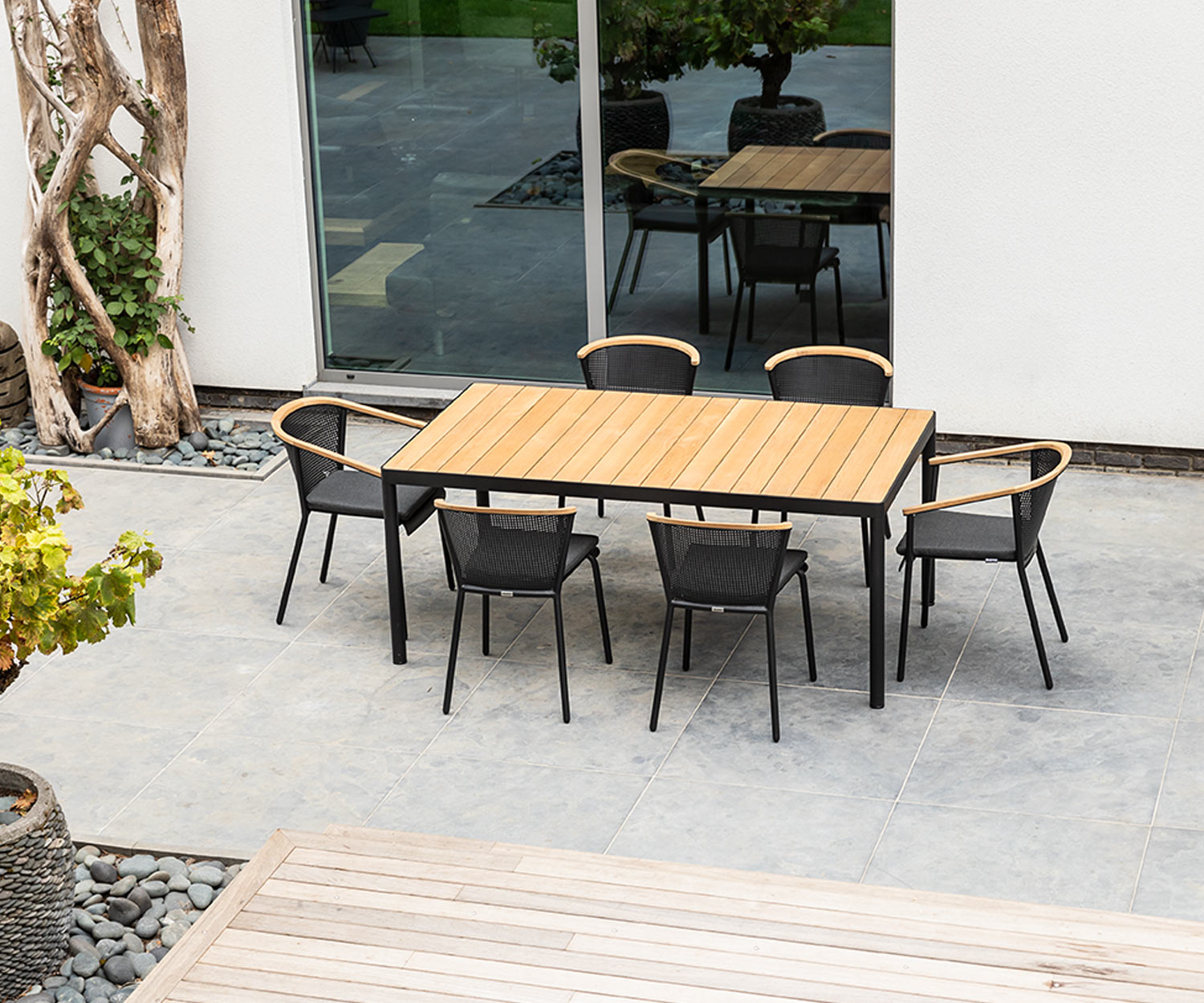 Esclusivo Oasiq Tavolo da pranzo di design Riad con piano in legno di teak e struttura in alluminio