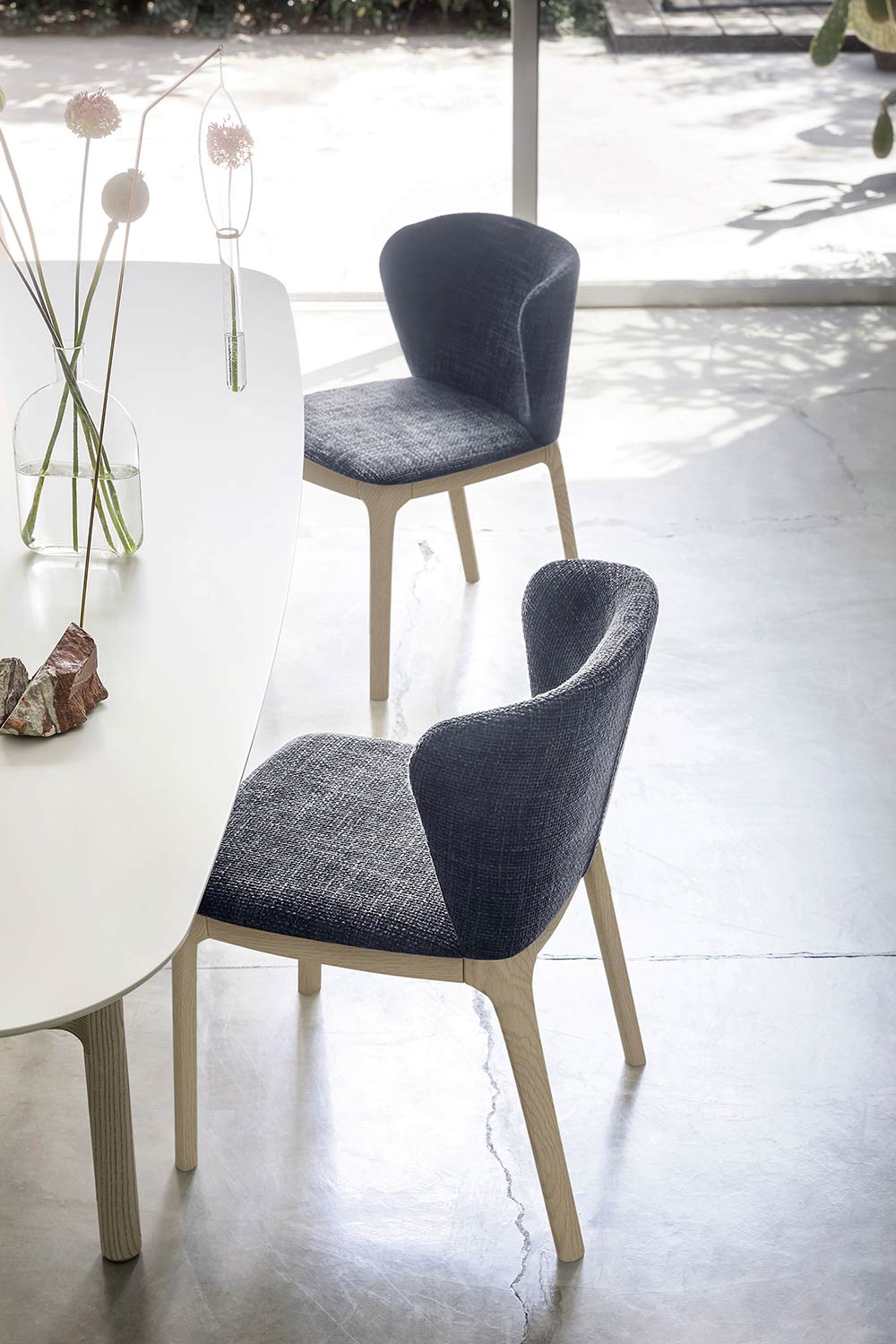 sedia da pranzo imbottita in legno