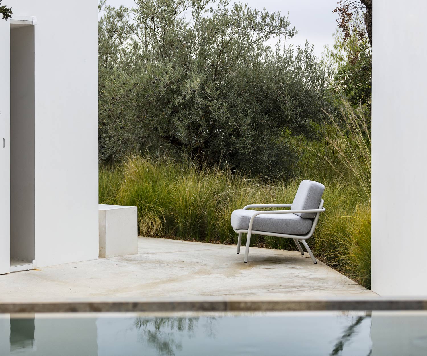 Todus Poltrona da esterno di design Starling sulla terrazza del giardino Todus Poltrona da esterno di design Starling sulla terrazza del giardino