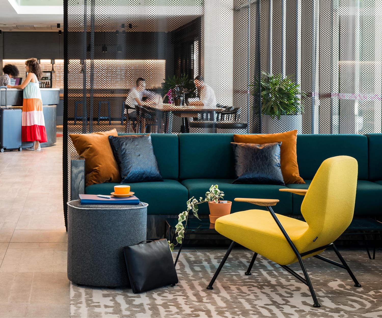 Prostoria Poltrona di design obliqua in giallo in una zona bar Prostoria Poltrona di design obliqua in giallo in una zona bar