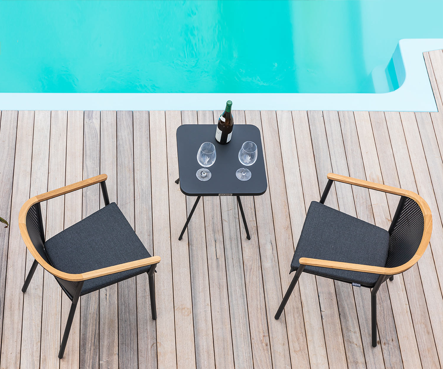 Poltrona dal design esclusivo Oasiq Riad con struttura in teak e alluminio Poltrona dal design esclusivo Oasiq Riad con struttura in teak e alluminio