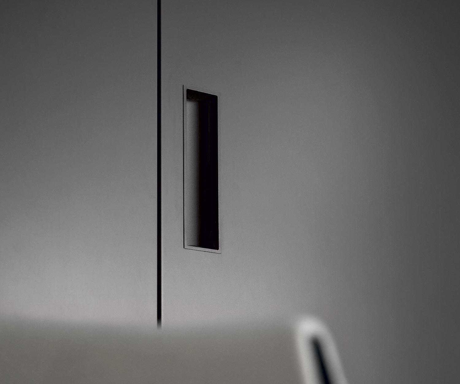 Armadio angolare moderno Novamobili con maniglia Alfa YNCA in dettaglio Armadio angolare moderno Novamobili con maniglia Alfa YNCA in dettaglio