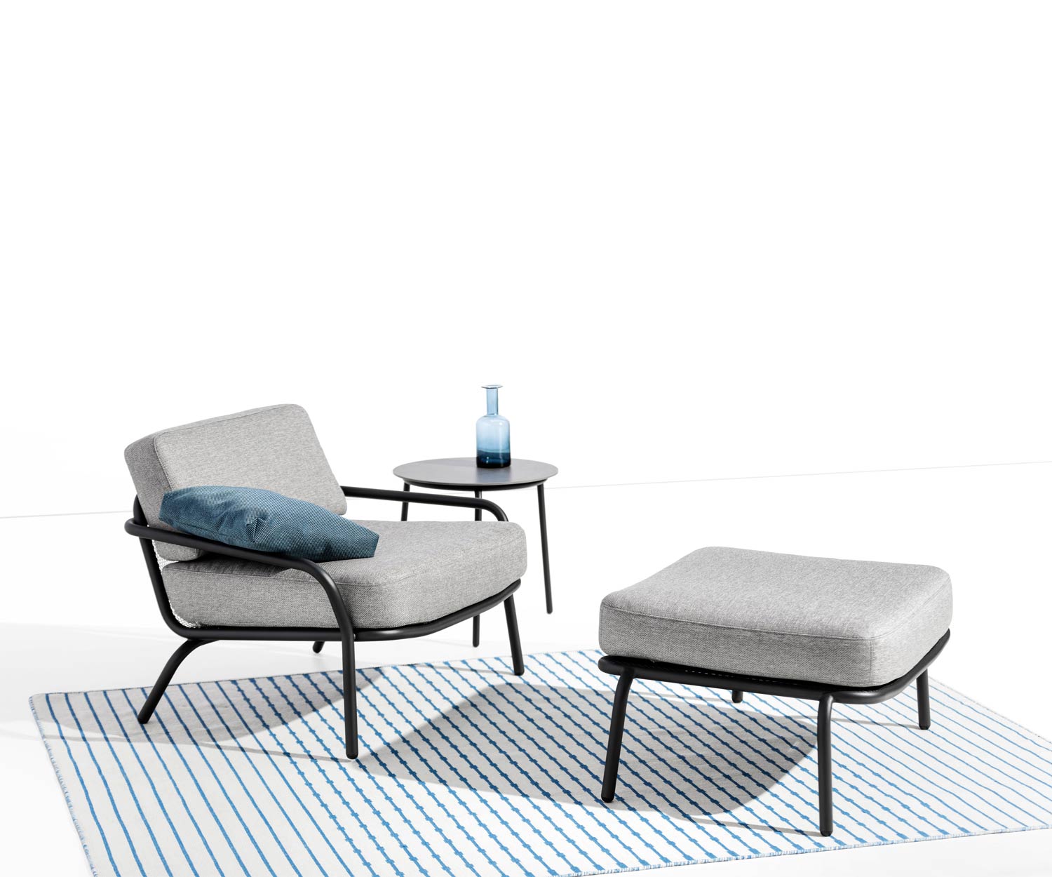 Todus Sedia lounge Starling Design con sgabello in bianco Todus Sedia lounge Starling Design con sgabello in bianco