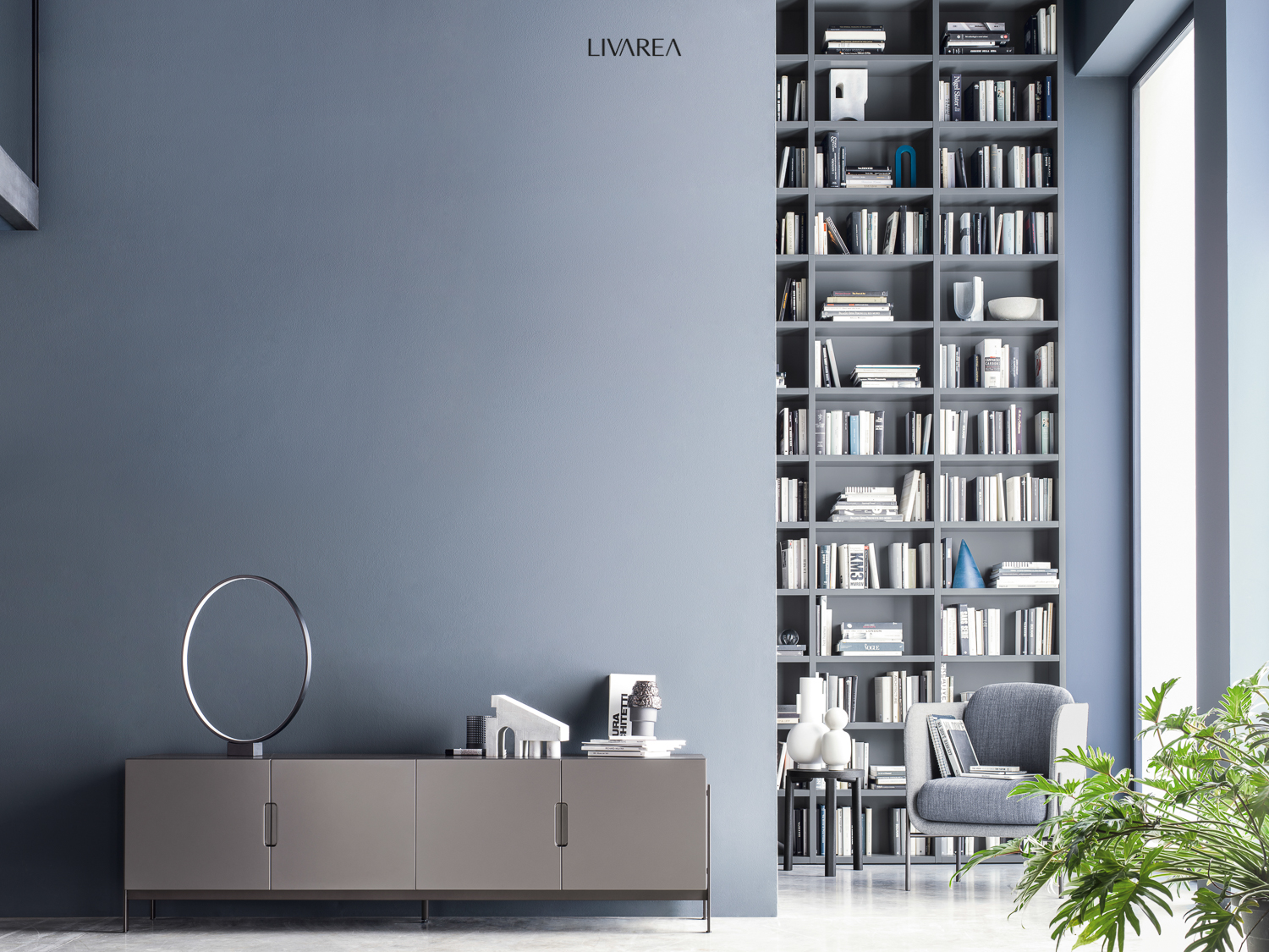 Credenza grigia con ante su gambe Credenza grigia con ante su gambe