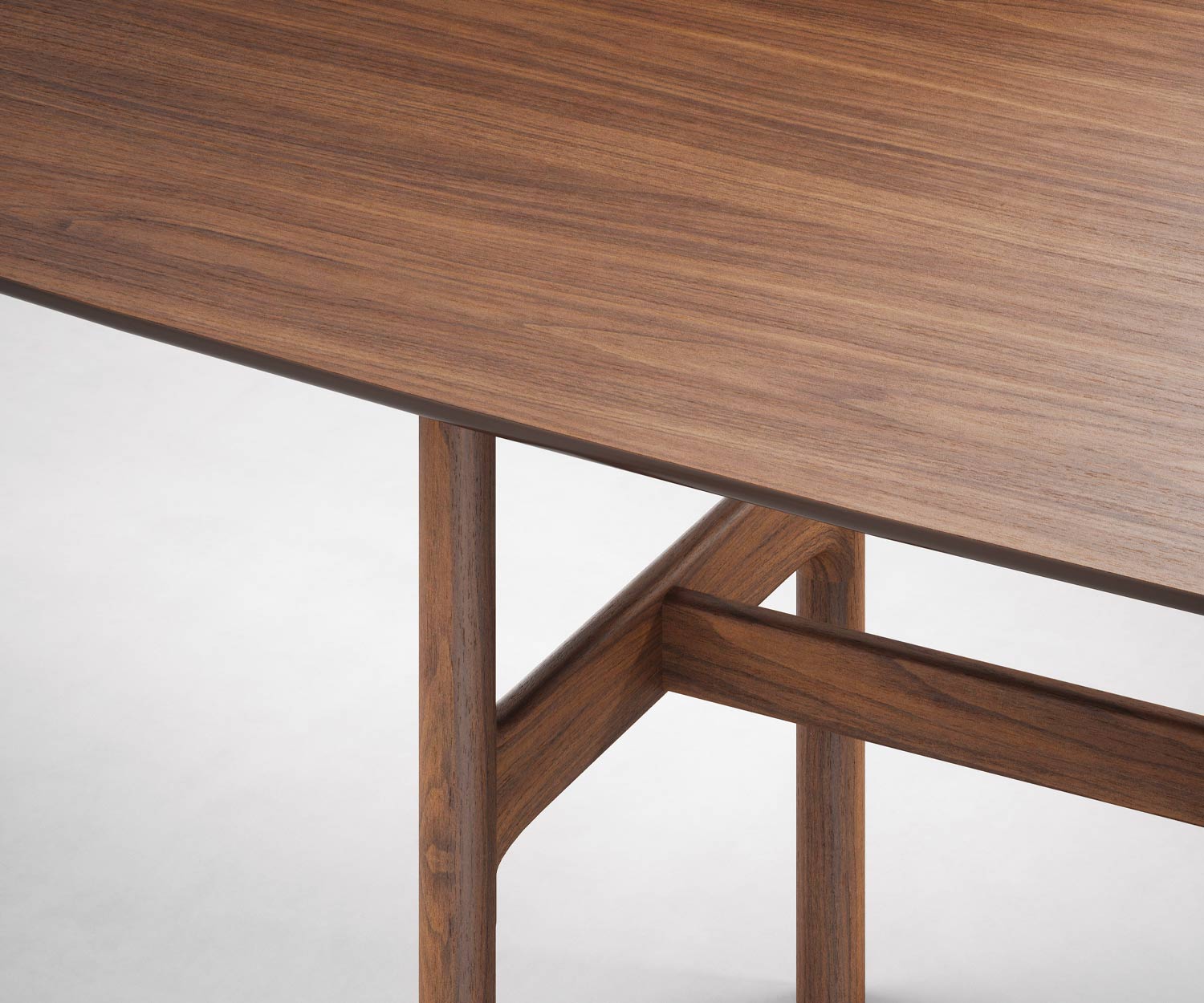 Dettaglio struttura in legno massiccio piano del tavolo impiallacciato noce noce Dettaglio struttura in legno massiccio piano del tavolo impiallacciato noce noce