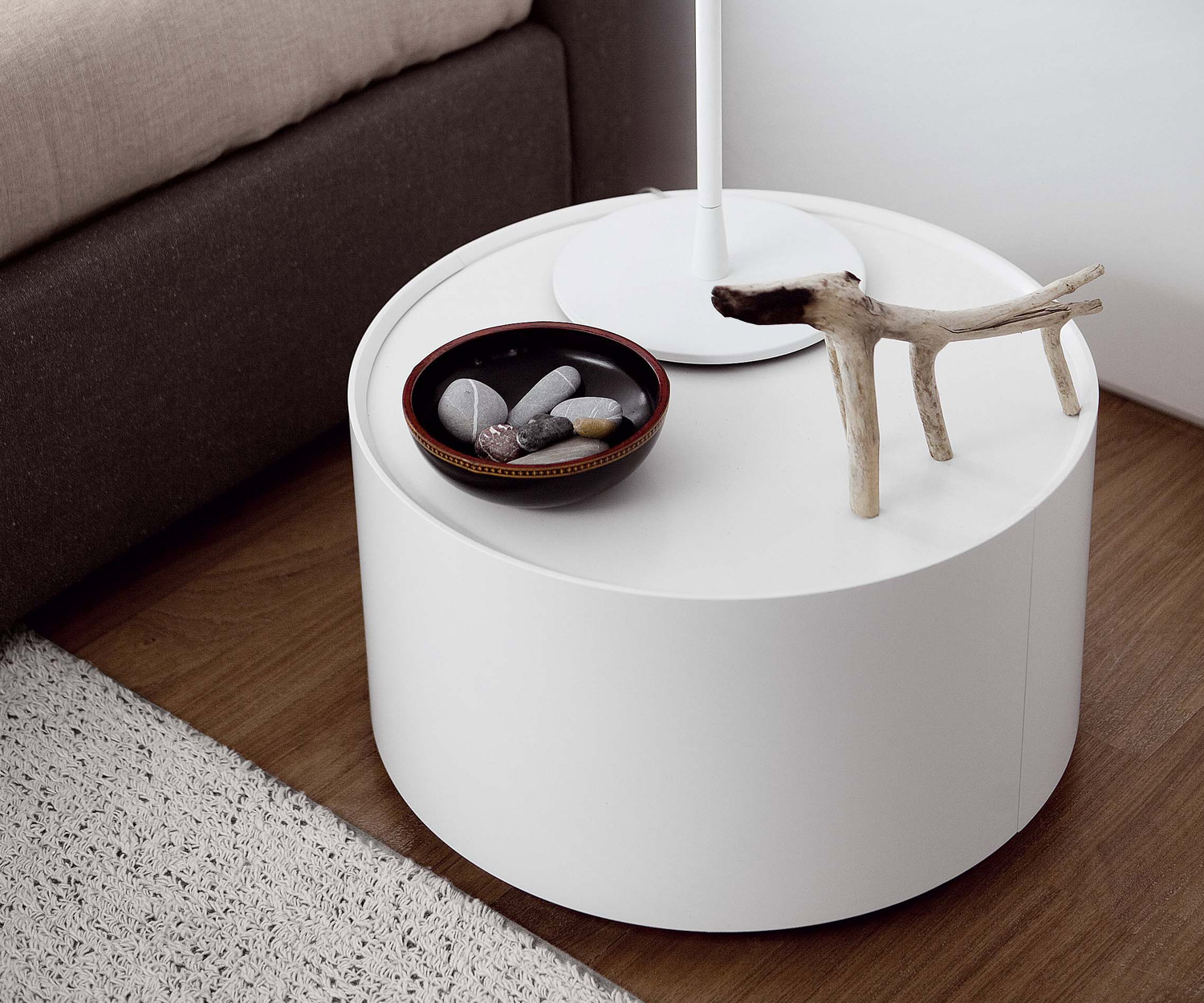 Tavolino rotondo di design Allout di Novamobili in camera da letto