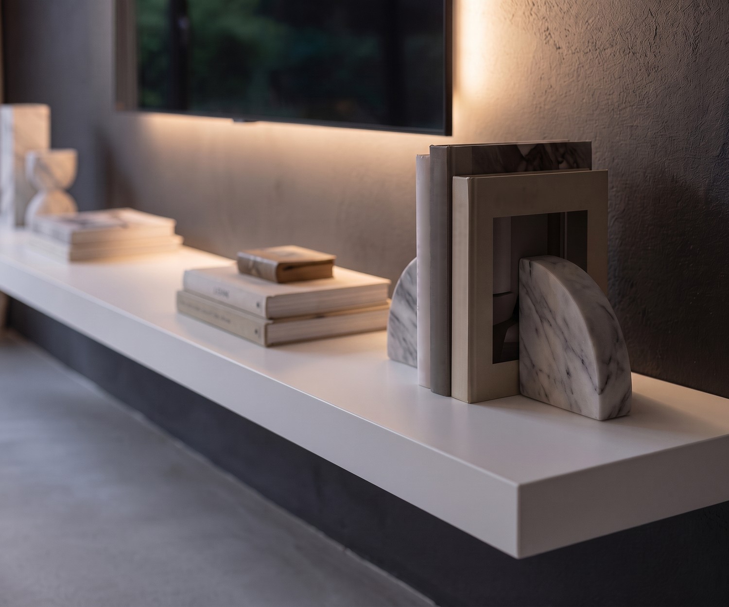 Mensola TV sospesa Livitalia per il soggiorno, mensola di design bianca minimalista decorata con libri