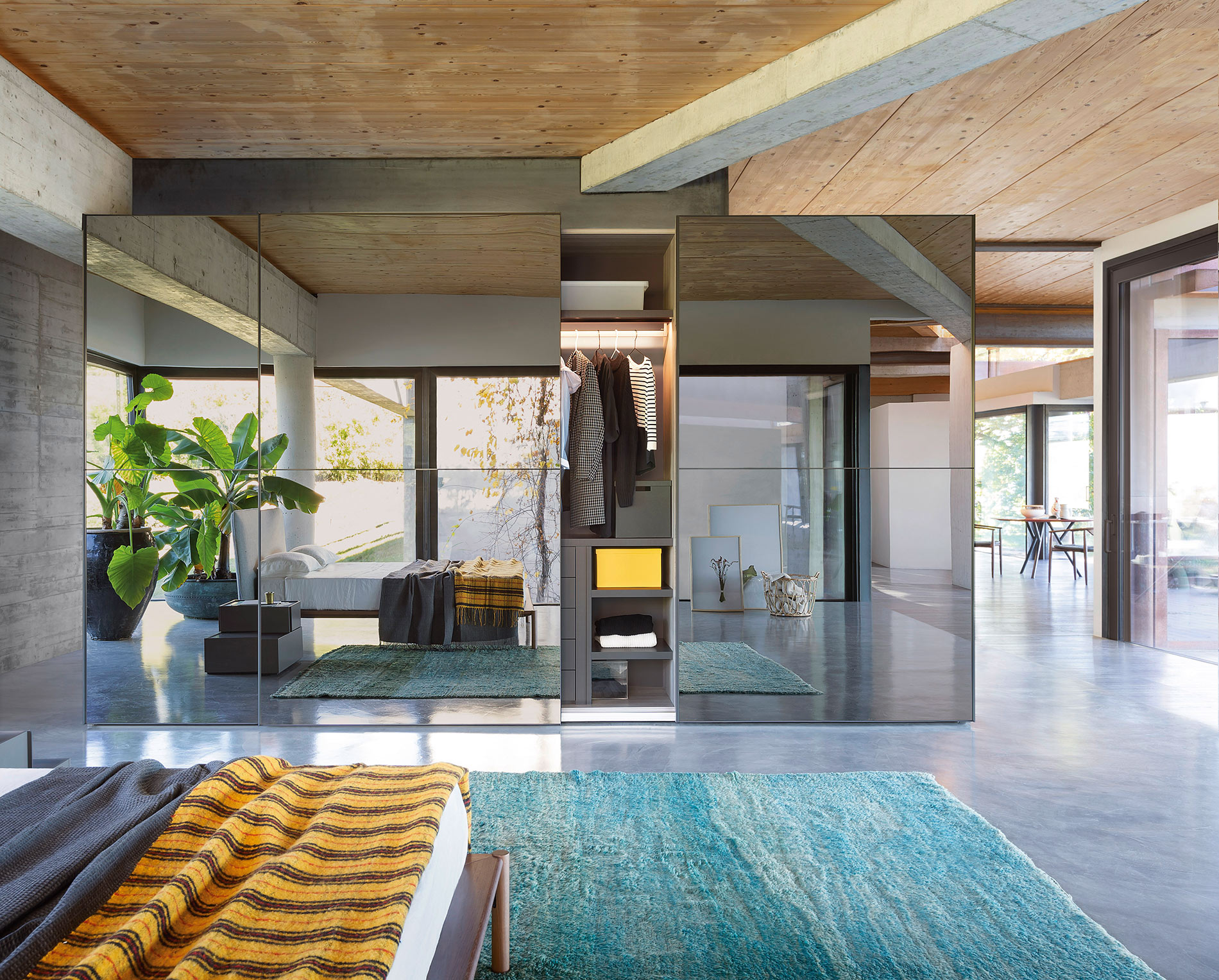 Novamobili Armadio in cristallo con ante scorrevoli e specchio Novamobili Armadio in cristallo con ante scorrevoli e specchio