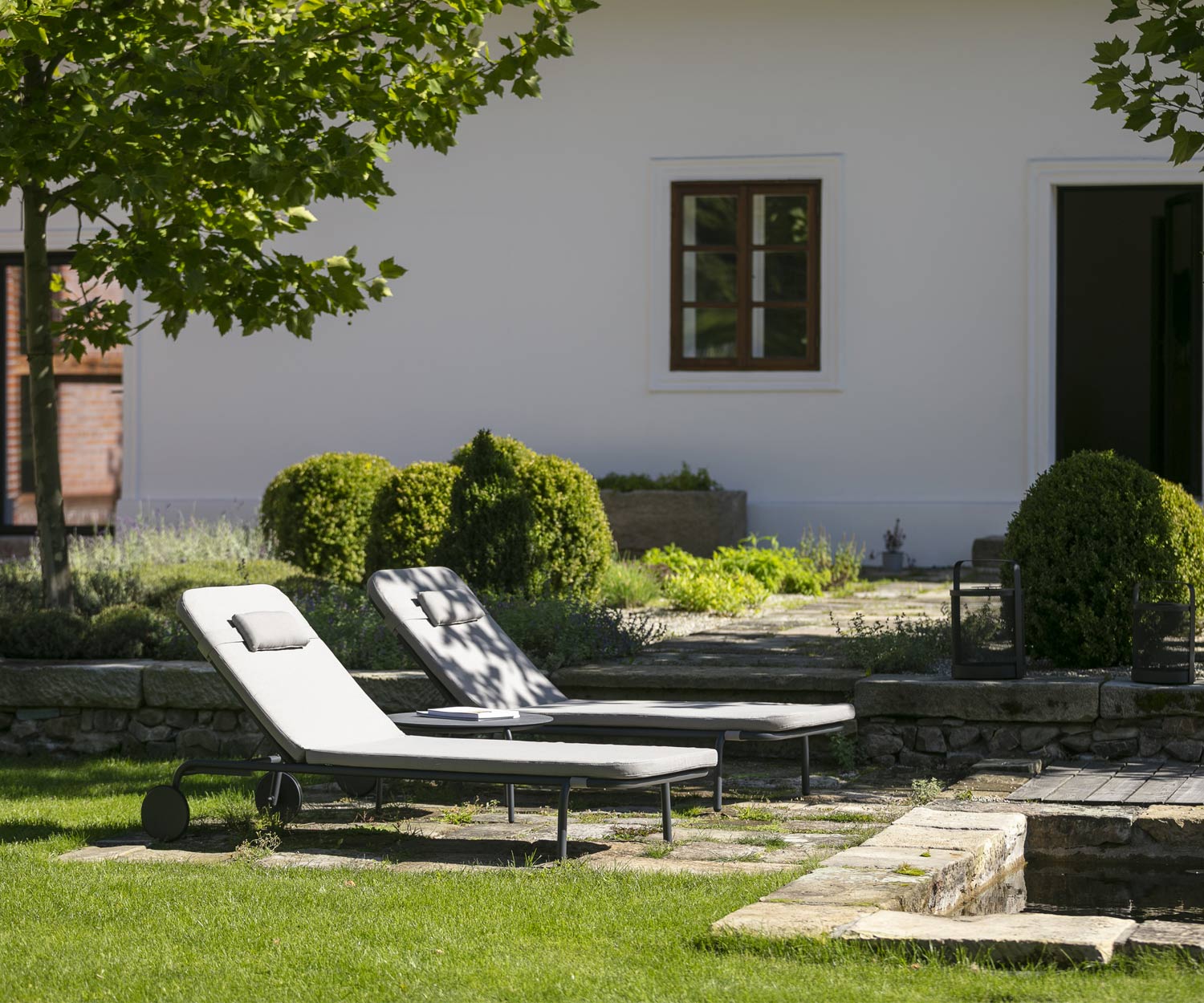 Due lettini di design Todus Starling con cuscino per la testa opzionale in giardino