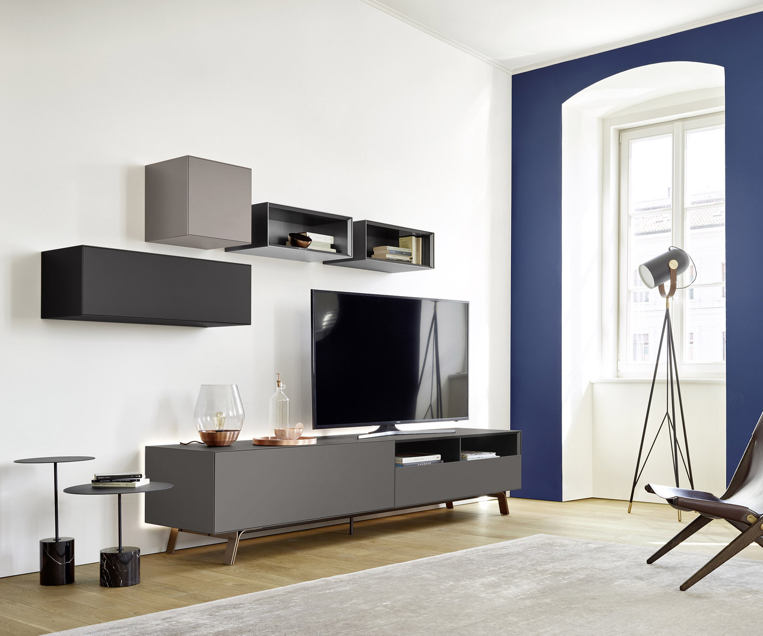 Moderno Livitalia pensile di design in soggiorno sopra lavagna di design con mobile TV soggiorno