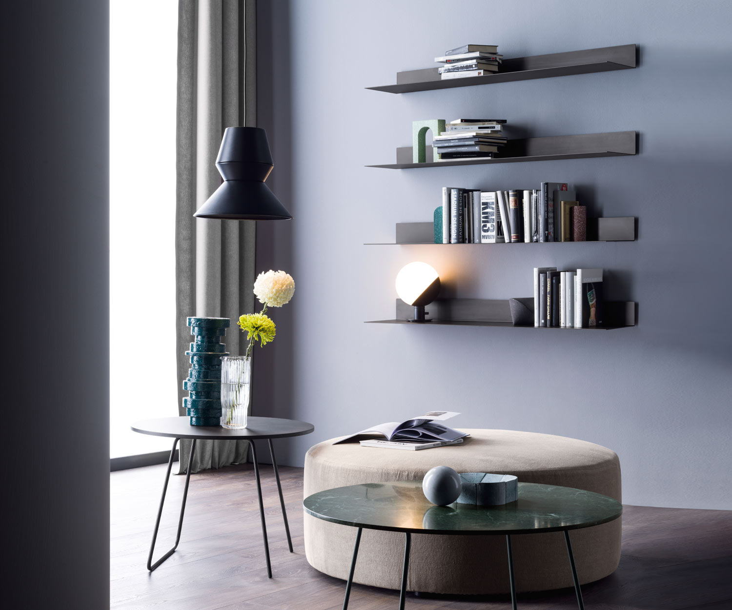 Mensola da parete di design in metallo nero Mensola da parete di design in metallo nero