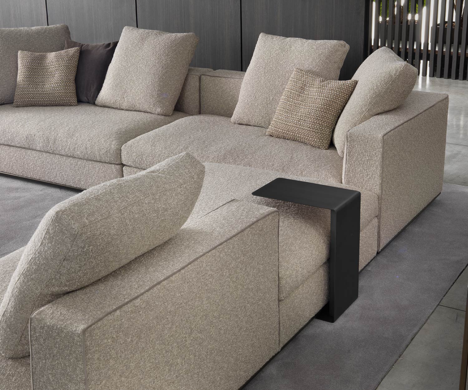 Mini tavolino nero di Marelli inserito dietro il divano Mini tavolino nero di Marelli inserito dietro il divano