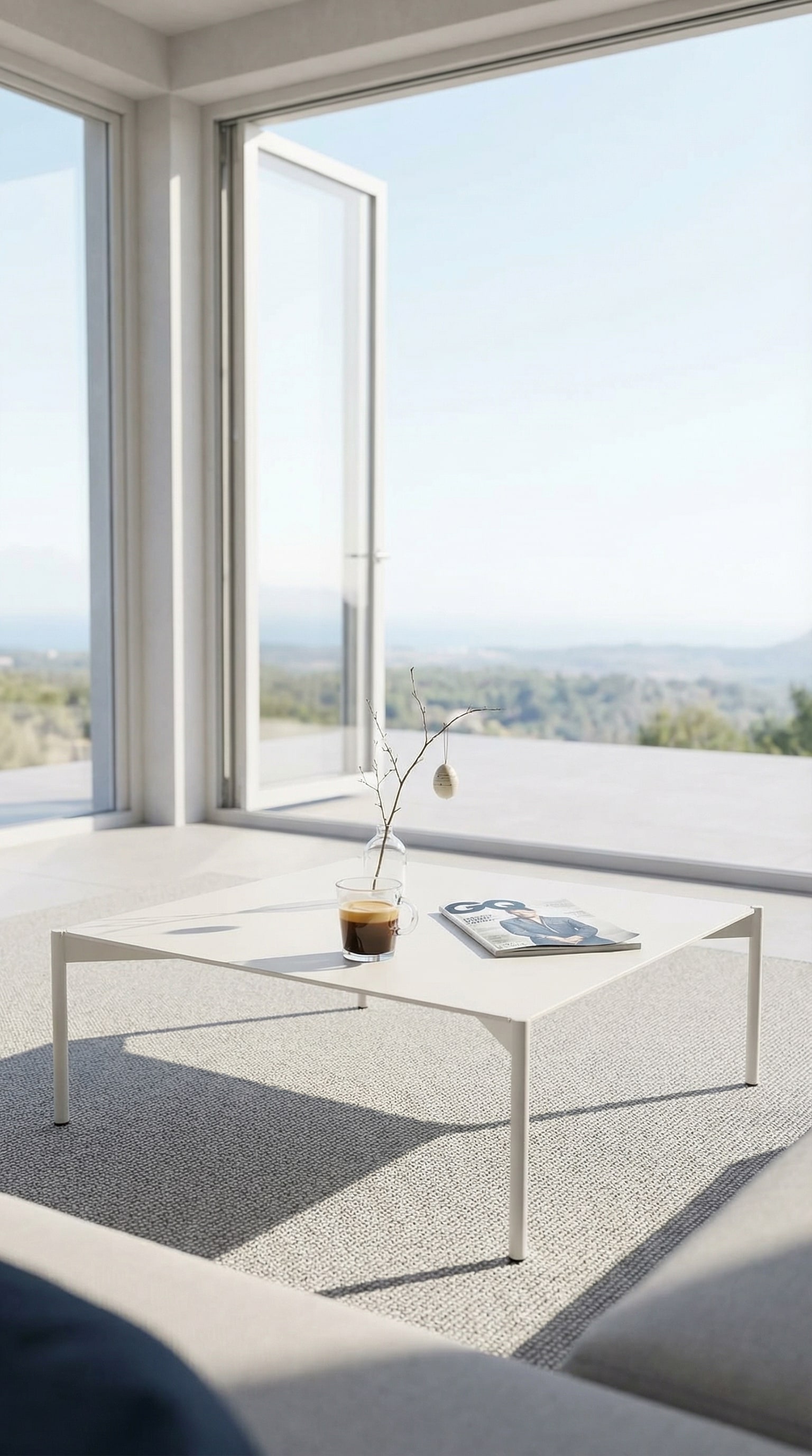 Flacher puristischer Outdoor Couchtisch auf einer hellen Sonnenterrasse