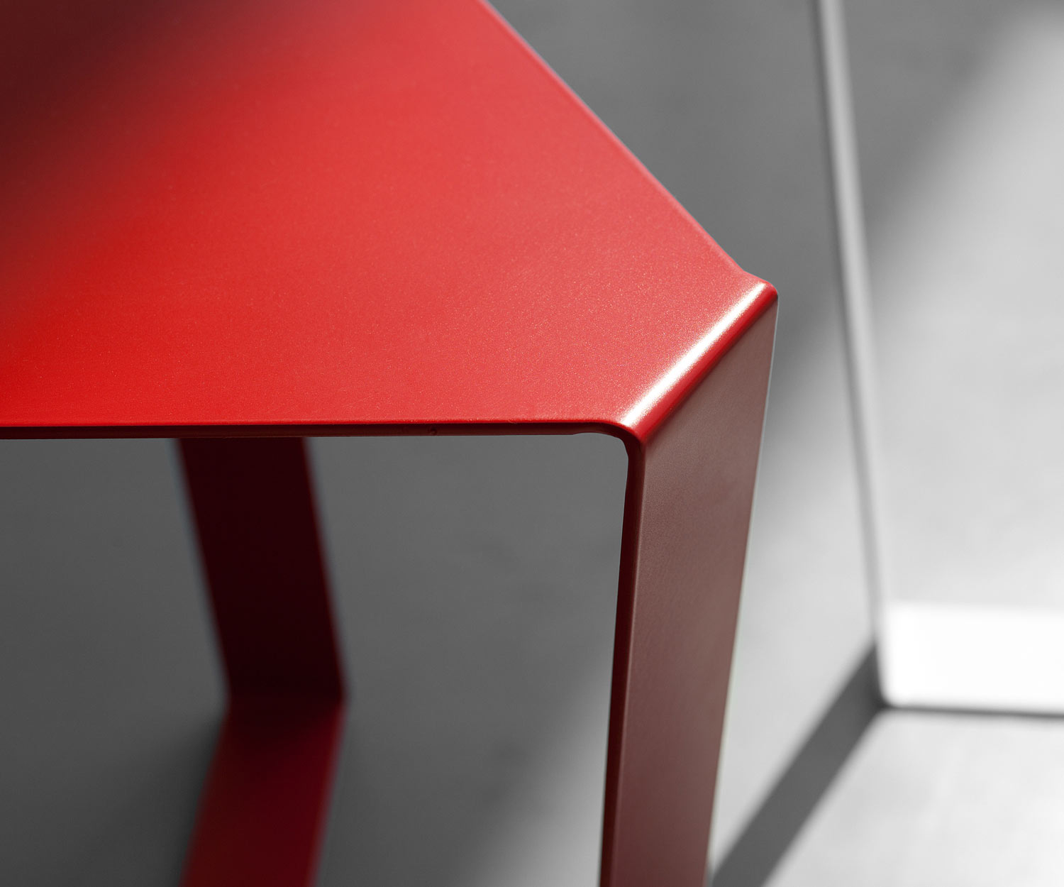 Tavolino triangolare moderno MEME DESIGN Finity in combinazione con altri
