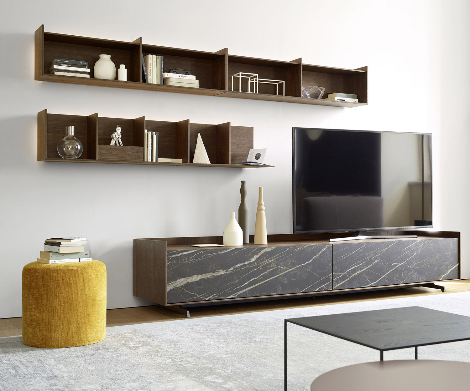 Esclusiva mensola a muro in legno di design Livitalia sopra la credenza di design a pavimento del soggiorno Esclusiva mensola a muro in legno di design Livitalia sopra la credenza di design a pavimento del soggiorno