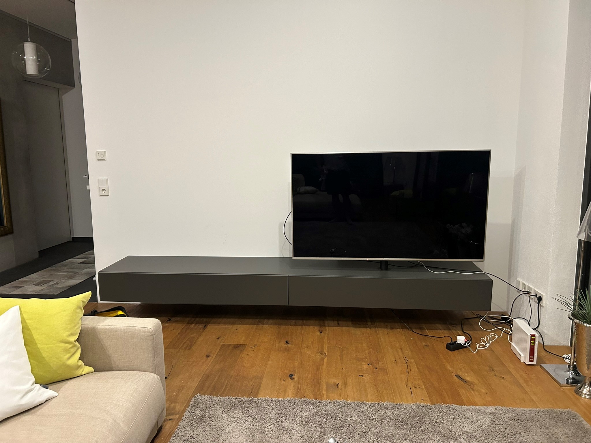 Livitalia Vesa Lowboard Konfigurator mit TV Halterung Wand Breite 300 24 54,6 rechts matt dunkelgrau Thomas Urbanowicz Livitalia Vesa Lowboard Konfigurator mit TV Halterung Wand Breite 300 24 54,6 rechts matt dunkelgrau Thomas Urbanowicz