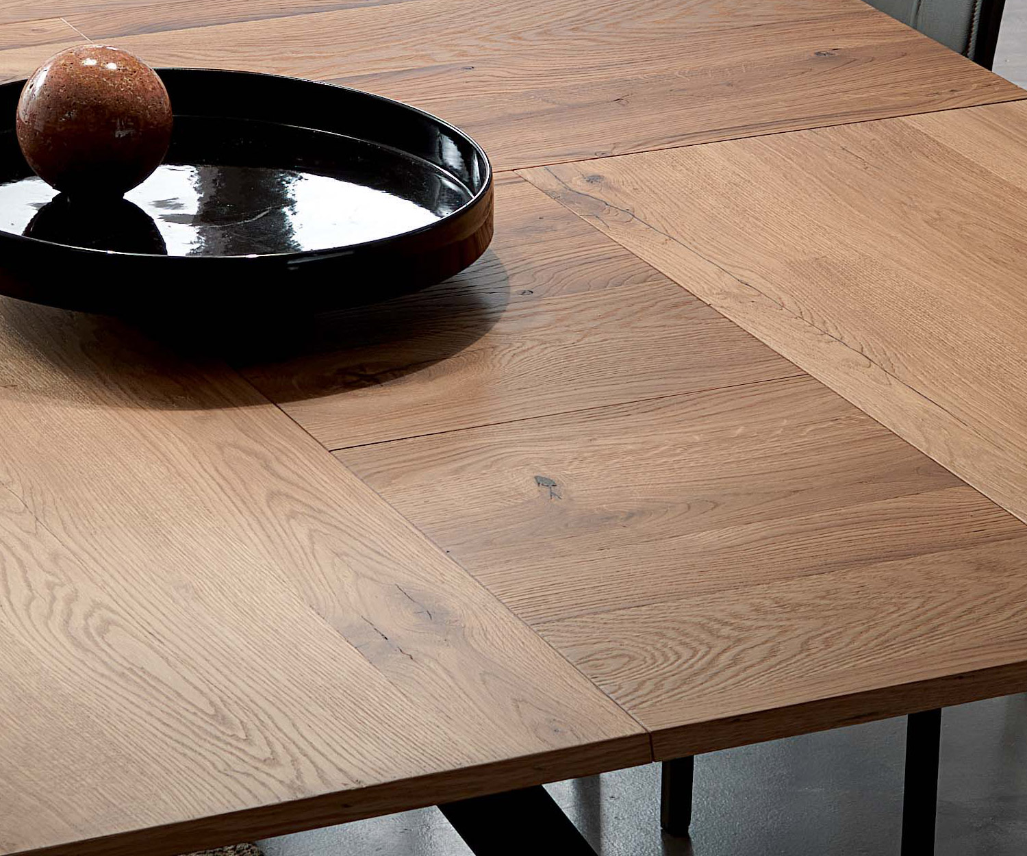 Vista dettagliata degli elementi del piano del tavolo impiallacciato in vero legno Ozzio 4x4