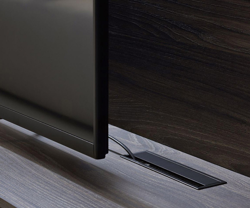 Passaggio dei cavi invertito nella piastra di copertura Passaggio dei cavi invertito nella piastra di copertura