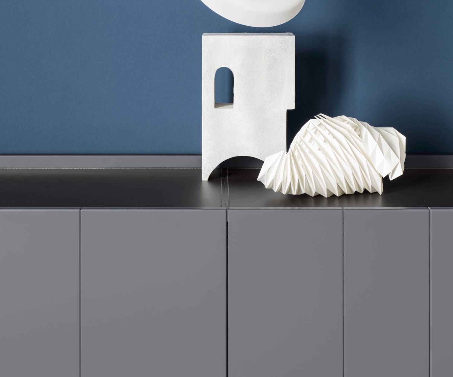 Credenza di design grigio scuro Stripe di Novamobili Dettaglio ante a ribalta Credenza di design grigio scuro Stripe di Novamobili Dettaglio ante a ribalta