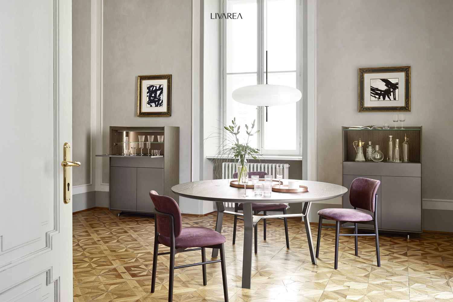 Sala da pranzo esclusiva con tavolo da pranzo e sedie imbottite modernamente esclusiva Sala da pranzo esclusiva con tavolo da pranzo e sedie imbottite modernamente esclusiva