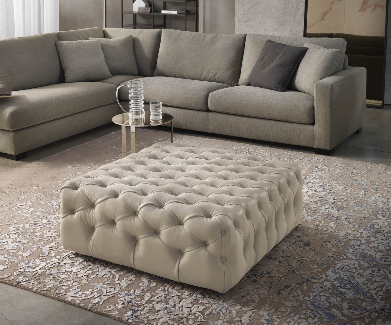 Esclusivo Marelli Sgabello di design Matisse in pelle bianca crema con gruppo divano Esclusivo Marelli Sgabello di design Matisse in pelle bianca crema con gruppo divano