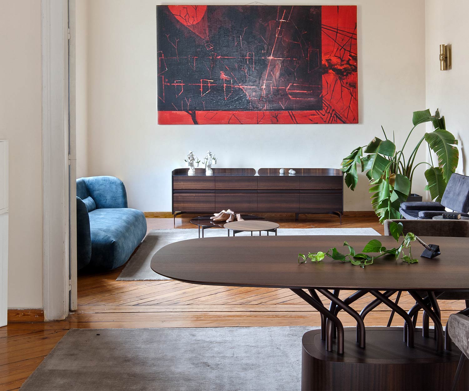 Tavolo da pranzo moderno al2 Design Vista parziale della sala da pranzo sul soggiorno Tavolo da pranzo moderno al2 Design Vista parziale della sala da pranzo sul soggiorno