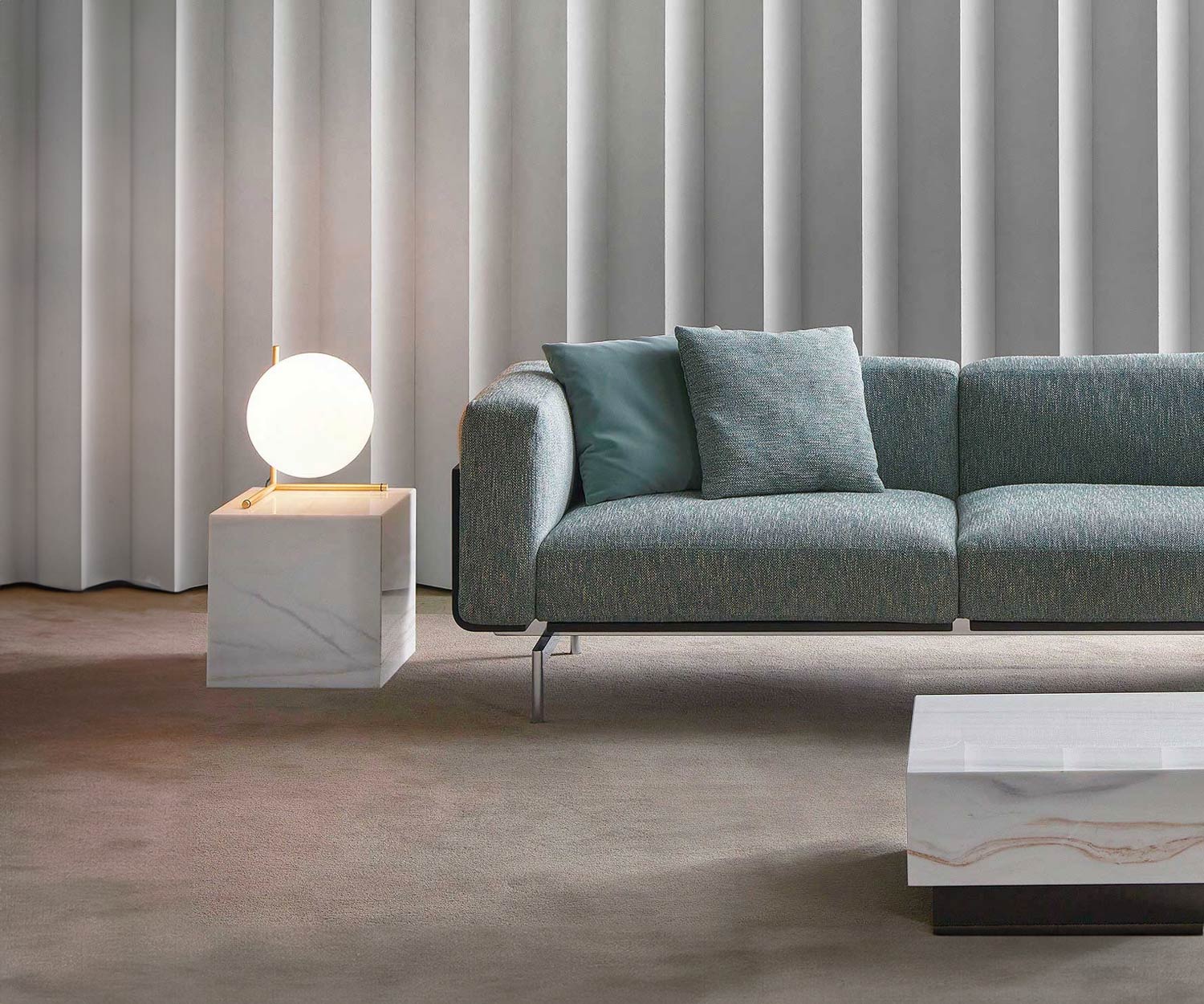 Esclusivo Marelli Tavolino Thor accanto al divano in marmo bianco di Carrara Esclusivo Marelli Tavolino Thor accanto al divano in marmo bianco di Carrara