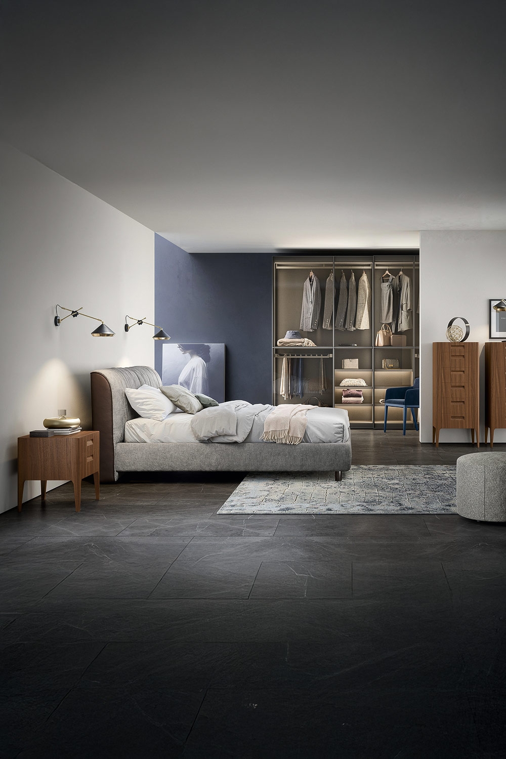 camera da letto moderna con letto imbottito rivestito in tessuto, cassettiere in legno e un armadio con ante in vetro trasparente