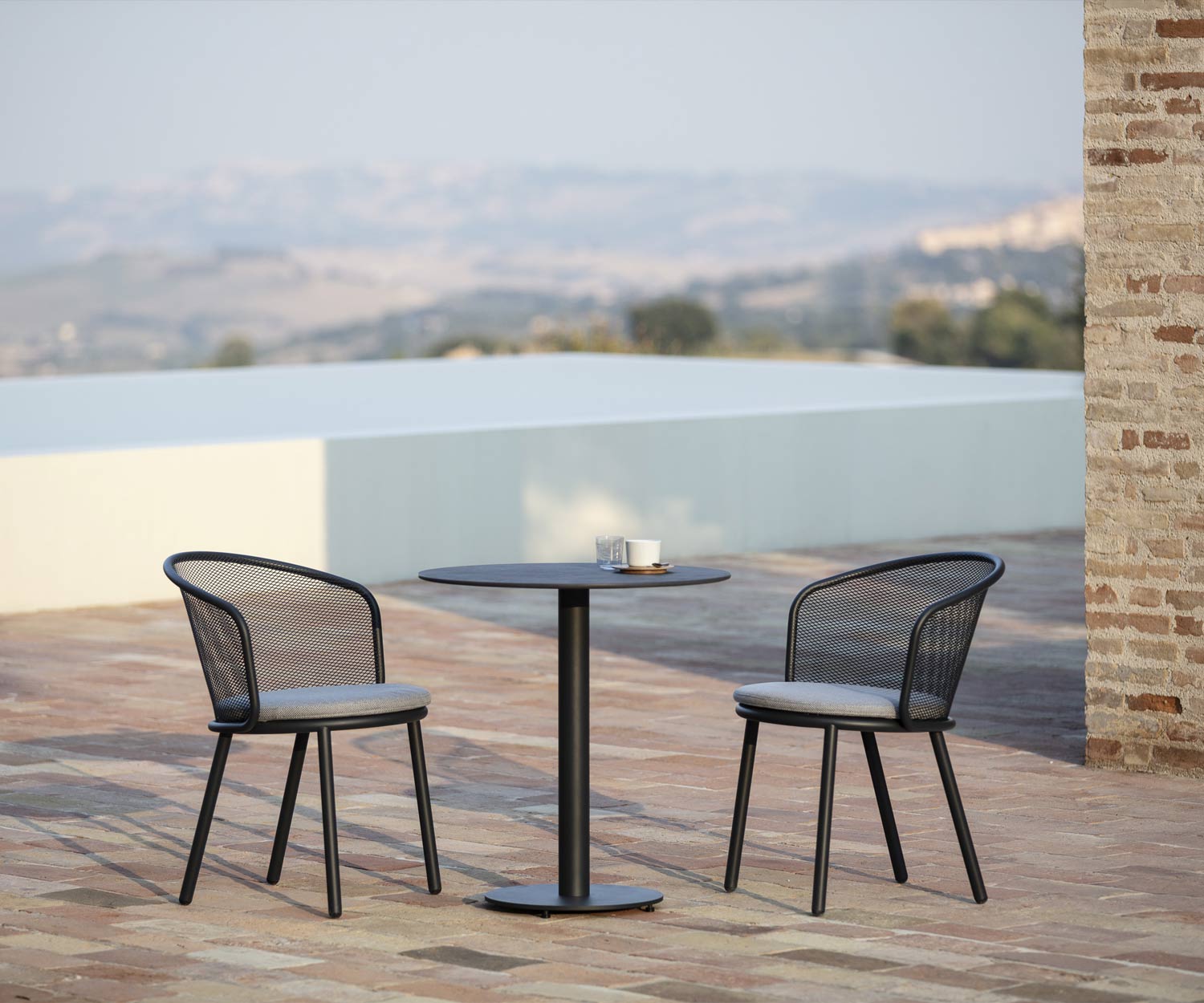 Esclusivo tavolo bistrot Todus Branta con struttura antracite e piano in ceramica Esclusivo tavolo bistrot Todus Branta con struttura antracite e piano in ceramica