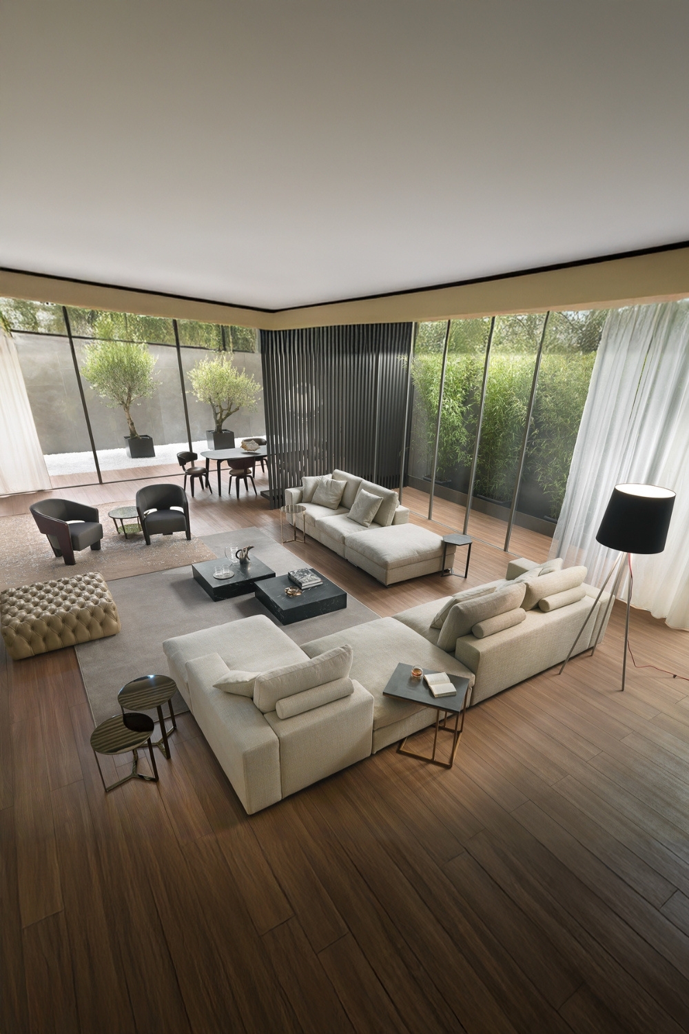 ampio-soggiorno-con-elementi-neri-che-alleggeriscono-l-arredamento-beige