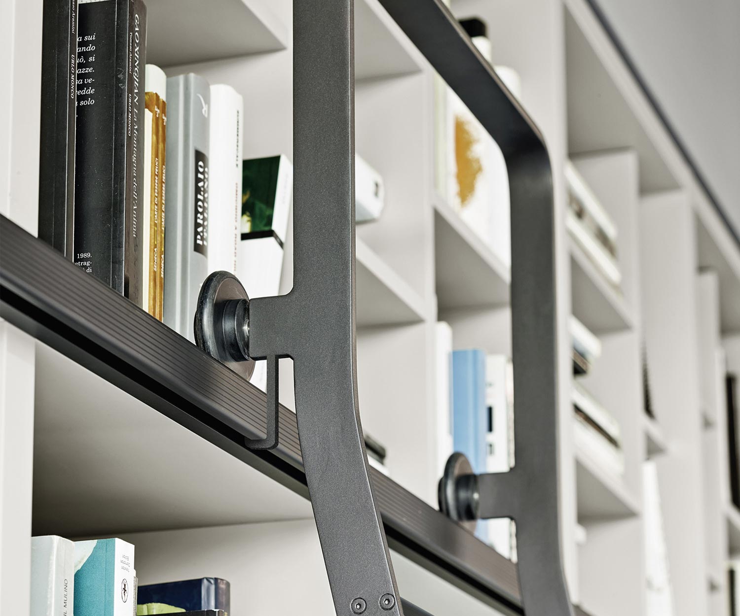 Libreria di alta qualità Livitalia Design C60 con scala, mobile su rotelle