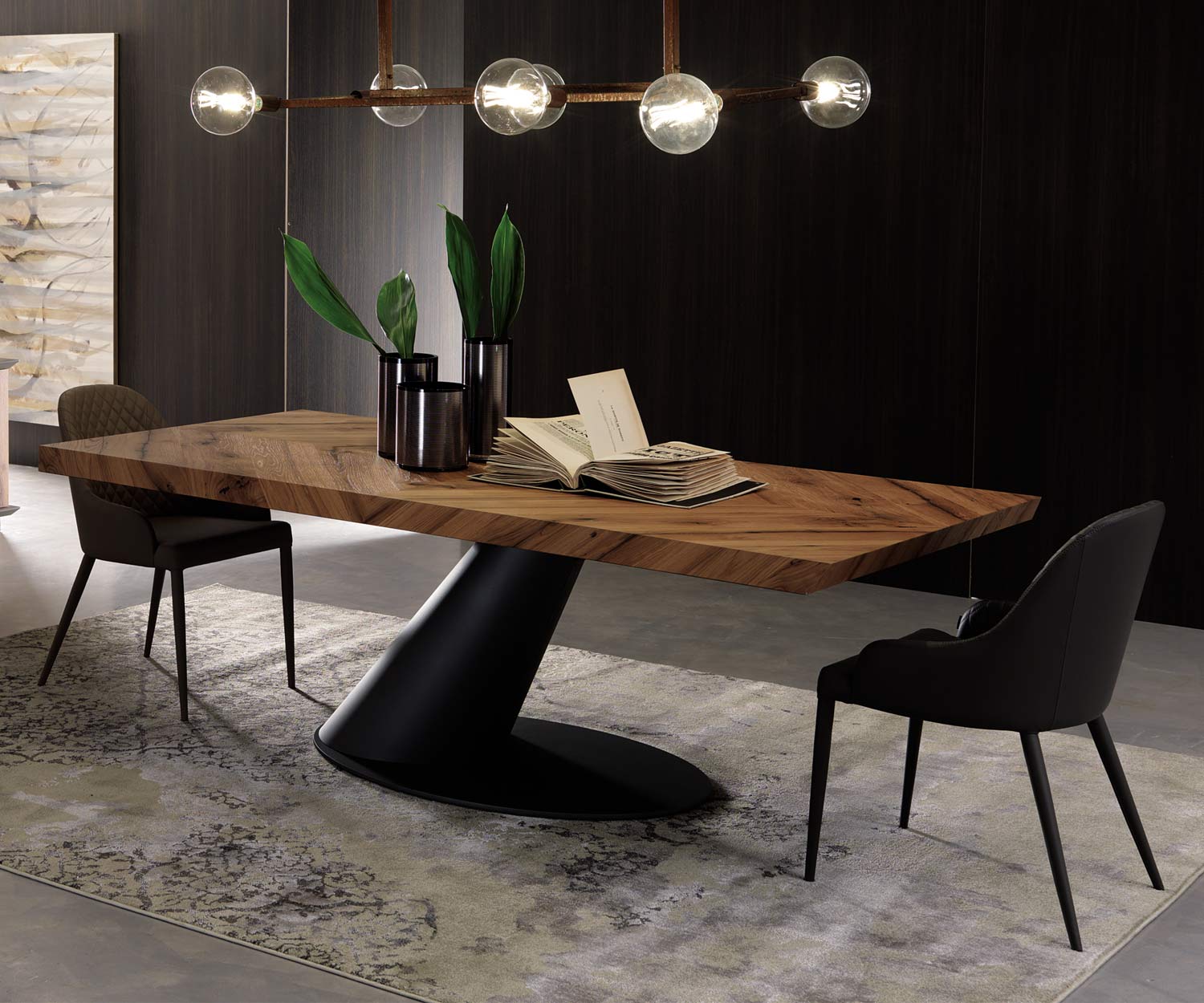 Moderna Ozzio Sedia di design Betta in pelle nera collocata sul tavolo della sala da pranzo