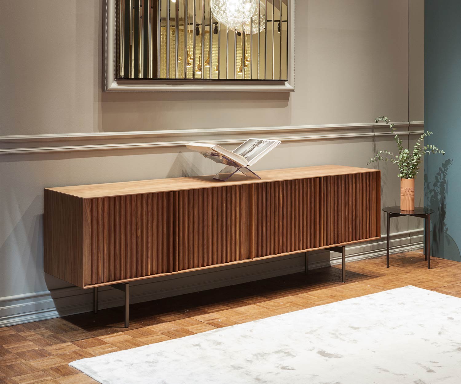 Credenza di design di alta qualità per la sala da pranzo in noce su gambe strette Credenza di design di alta qualità per la sala da pranzo in noce su gambe strette