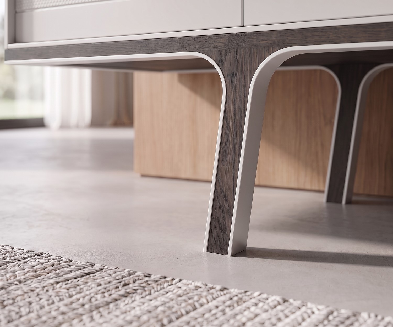 Credenza Mobius 002 di al2 nel soggiorno, dettaglio dei piedini in legno di eucalipto con bordo in metallo bianco.