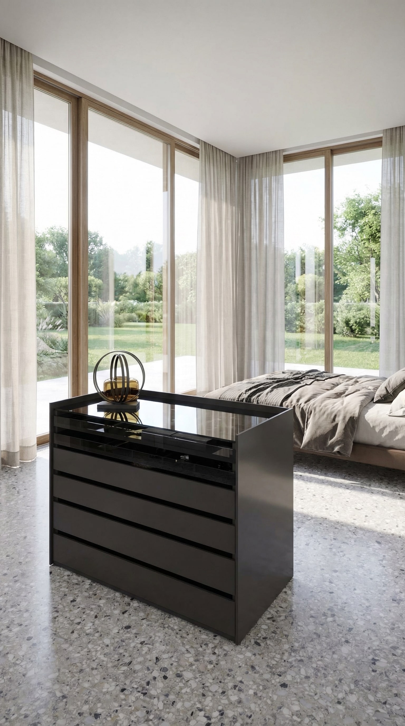 Eine elegante Kommoden-Insel in der Mitte eines gro&szlig;en Schlafzimmers mit Glasplatten und Schubladen.