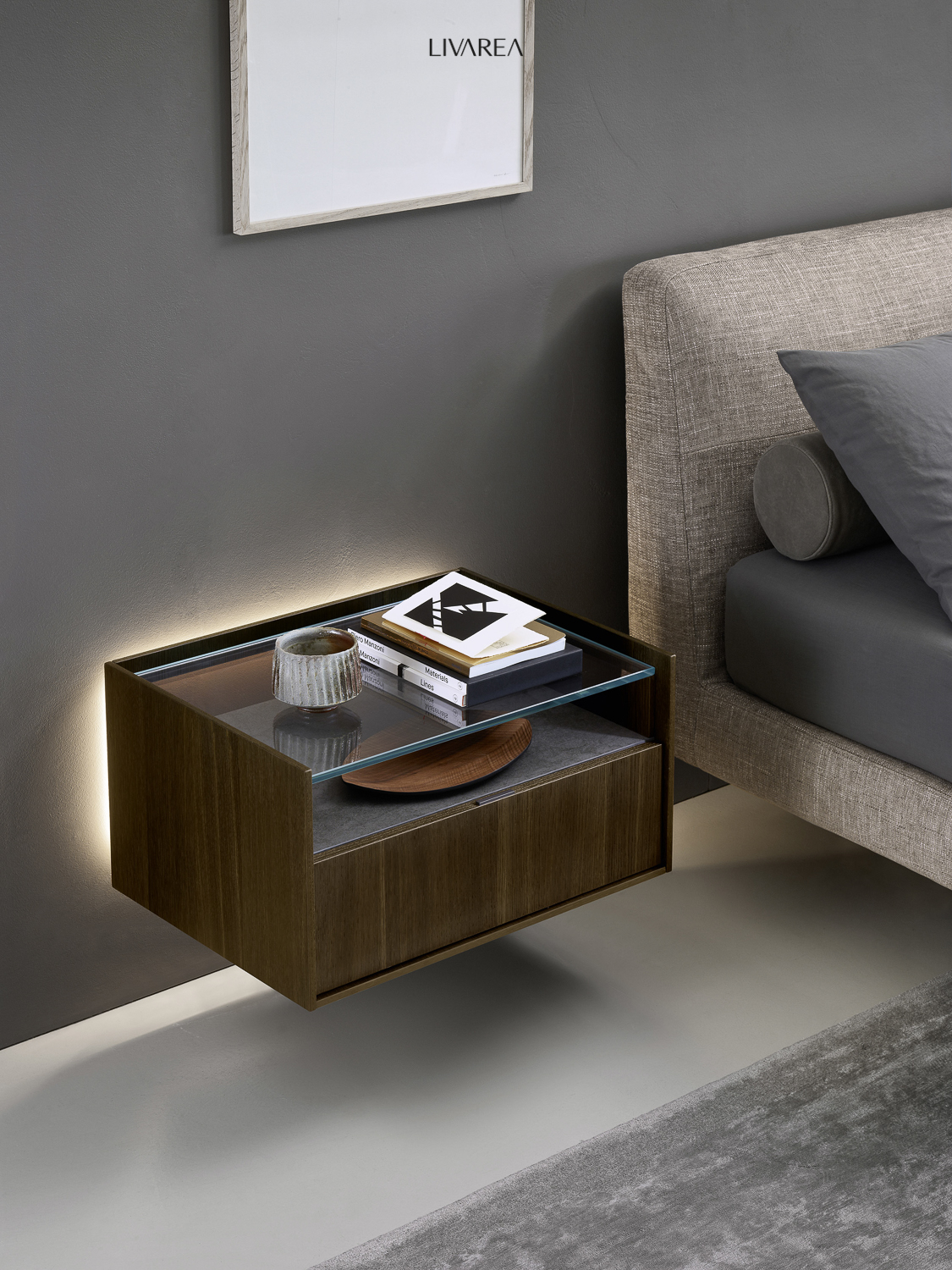 Comodino sospeso con piano in vetro e corpo in rovere impiallacciato con belle venature con cassetto Comodino sospeso con piano in vetro e corpo in rovere impiallacciato con belle venature con cassetto