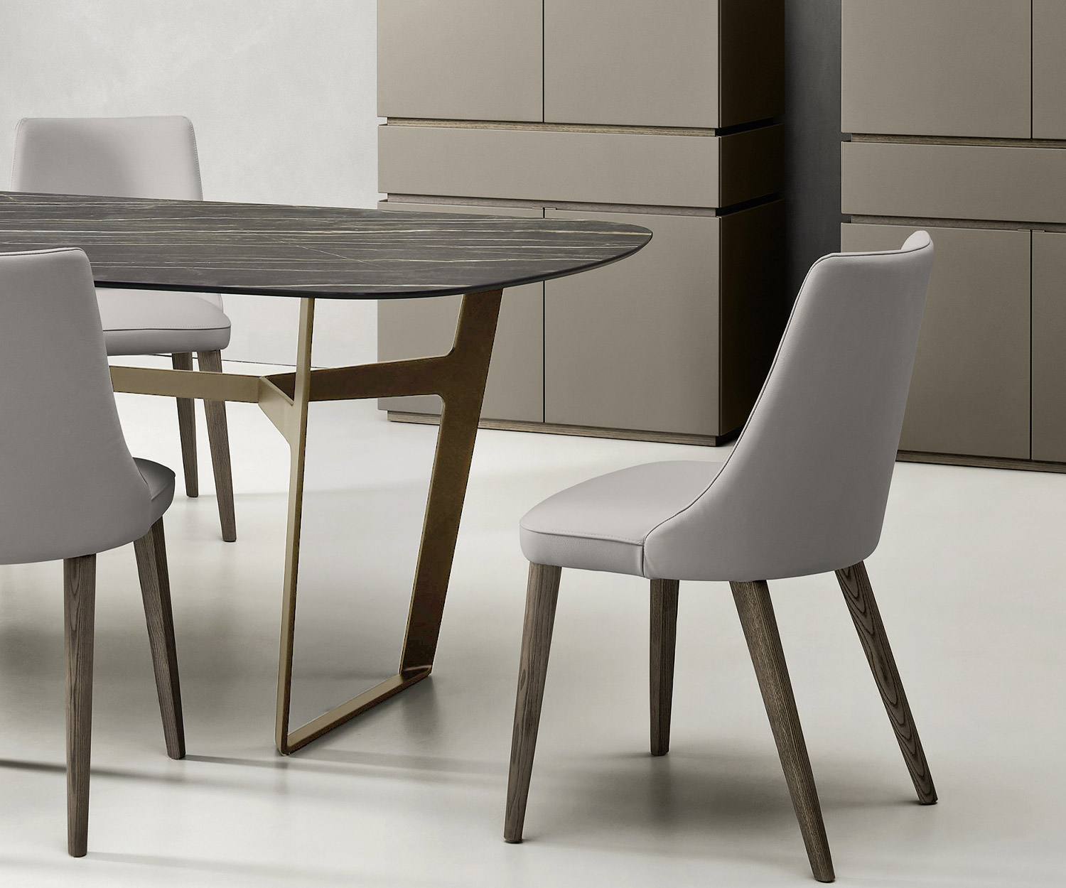 Livitalia Tavolo di design Obi con particolare struttura in metallo marrone e sedie per tavolo da pranzo di fronte a 2 tavole alte