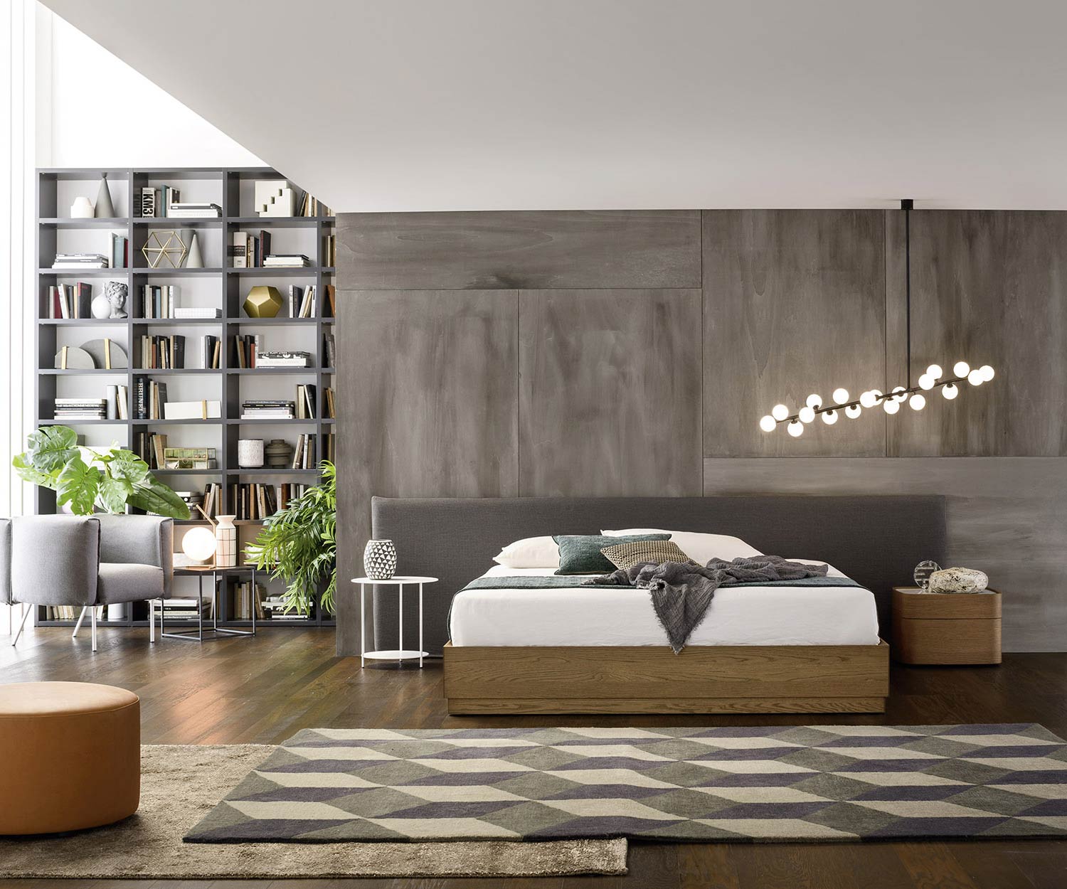 Comodino di design moderno in rovere chiaro color miele nella camera da letto Comodino di design moderno in rovere chiaro color miele nella camera da letto