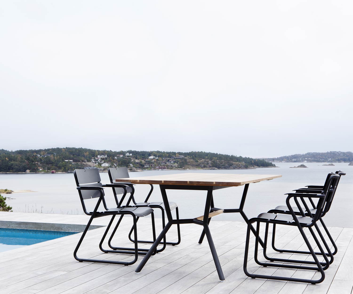 Esclusiva poltrona di design Oasiq Corail con tavolo Reef Esclusiva poltrona di design Oasiq Corail con tavolo Reef