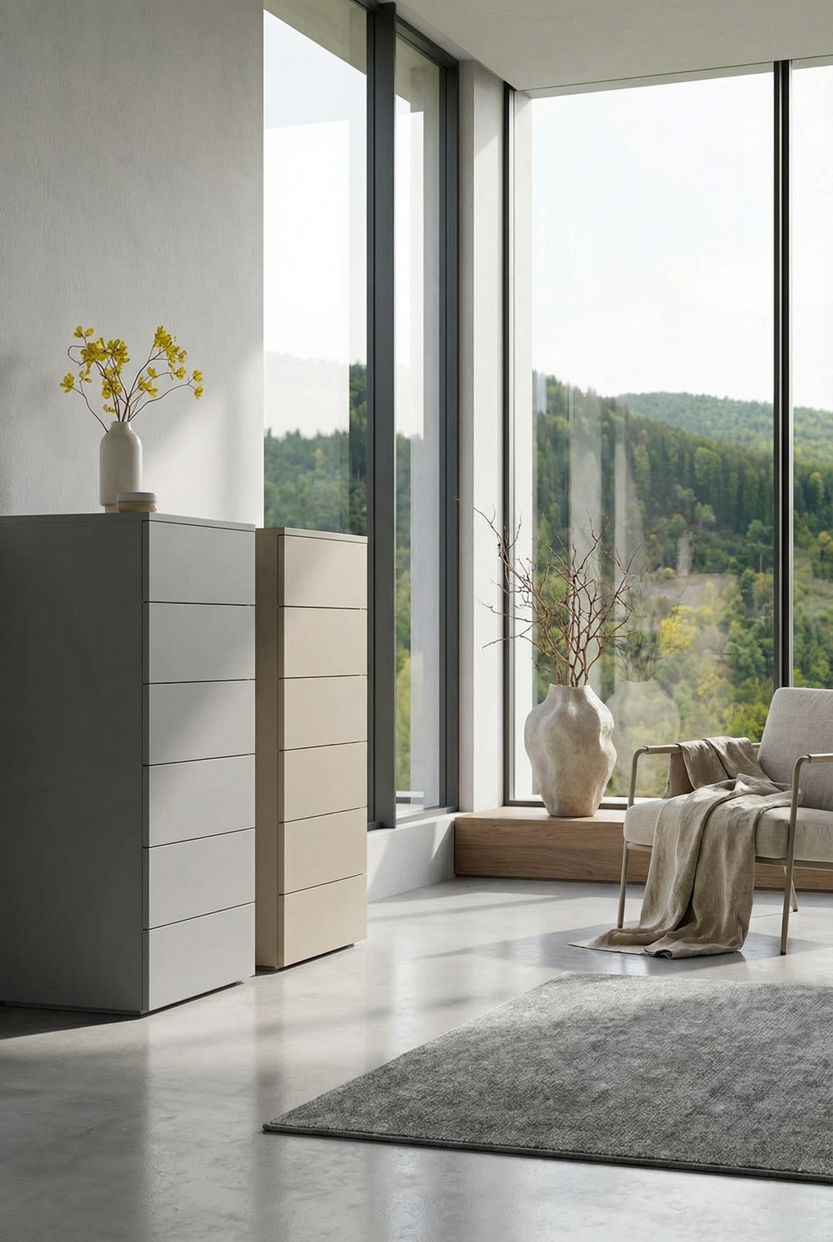 Cassettiera alta bianca minimalista in una stanza luminosa e soleggiata con finestre a tutta altezza.
