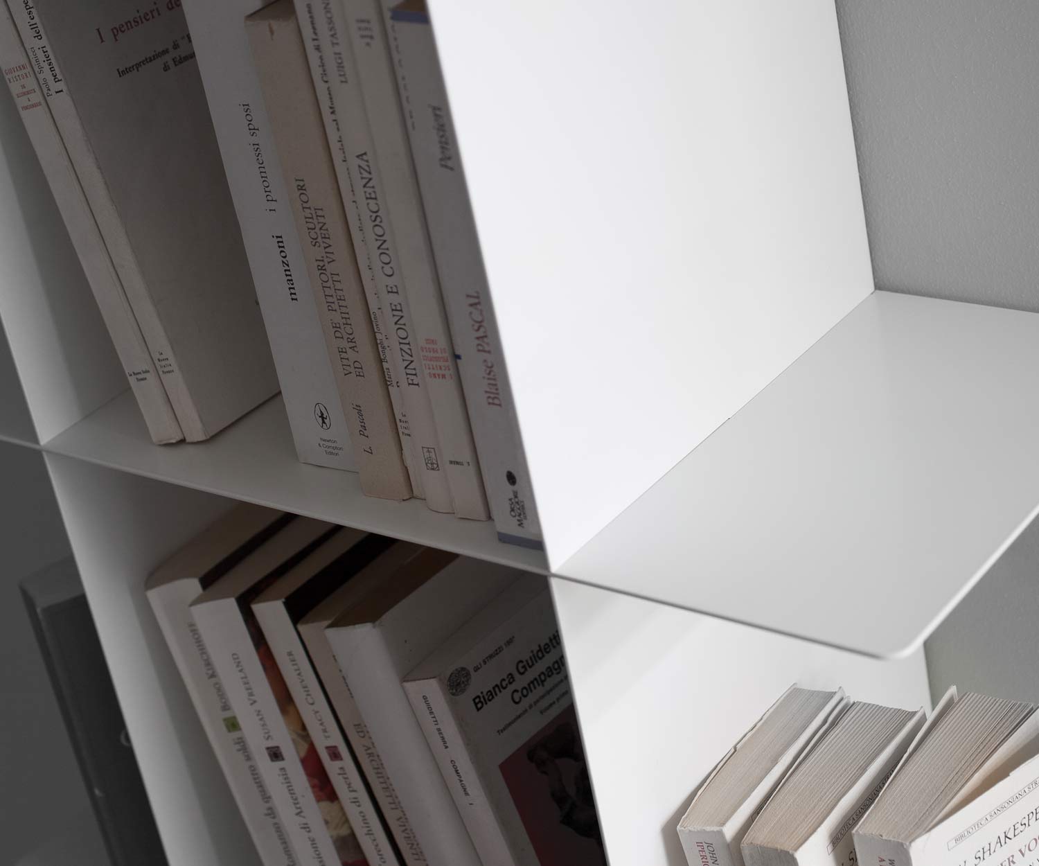 Libreria moderna da parete Innesto in metallo bianco opaco