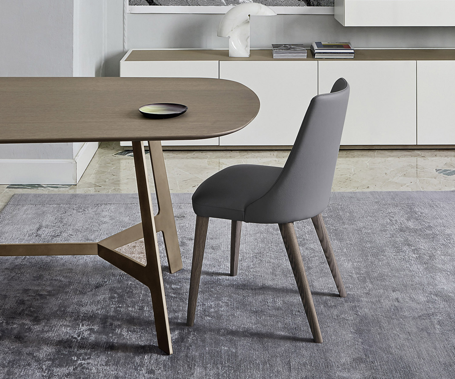 Sedia Eva di design di alta qualità di Livitalia con rivestimento in similpelle grigia per il tavolo da pranzo