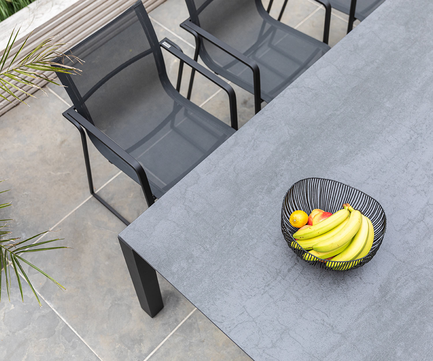 Sedia da giardino Muze Design di Oasiq in dettaglio dall'alto del tavolo da giardino sul balcone Sedia da giardino Muze Design di Oasiq in dettaglio dall'alto del tavolo da giardino sul balcone