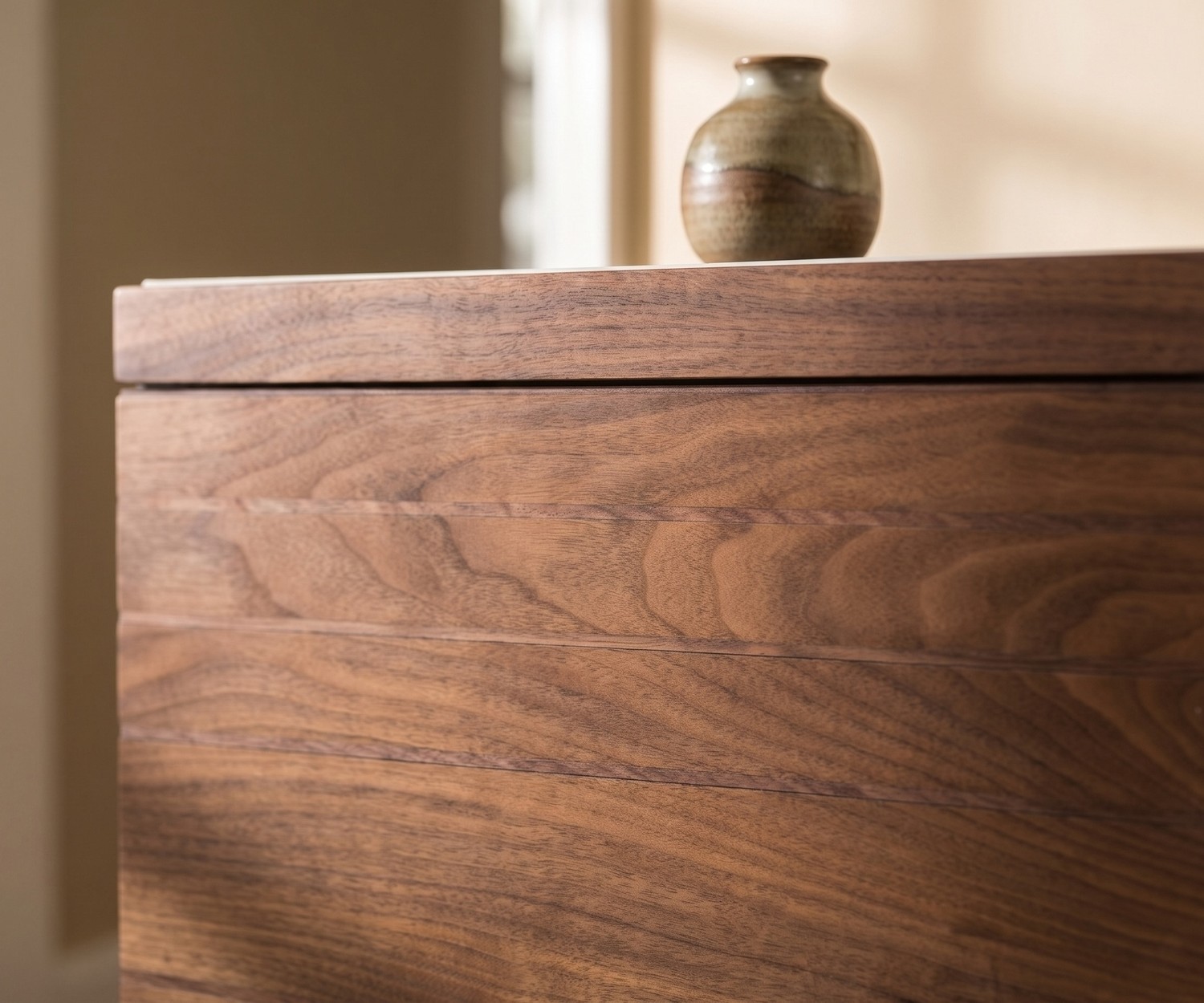 Credenza di design al2 o-rizon 003 in legno di noce per il soggiorno, primo piano del frontale a listelli orizzontali.