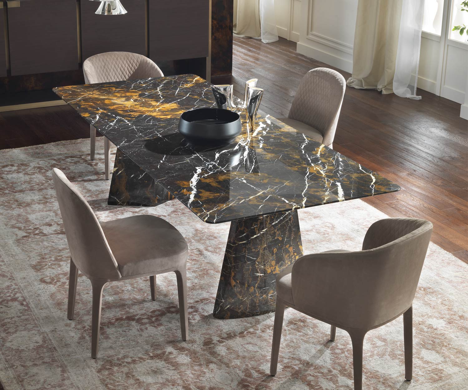Tavolo da pranzo di design elegante vista panoramica in marmo nella sala da pranzo