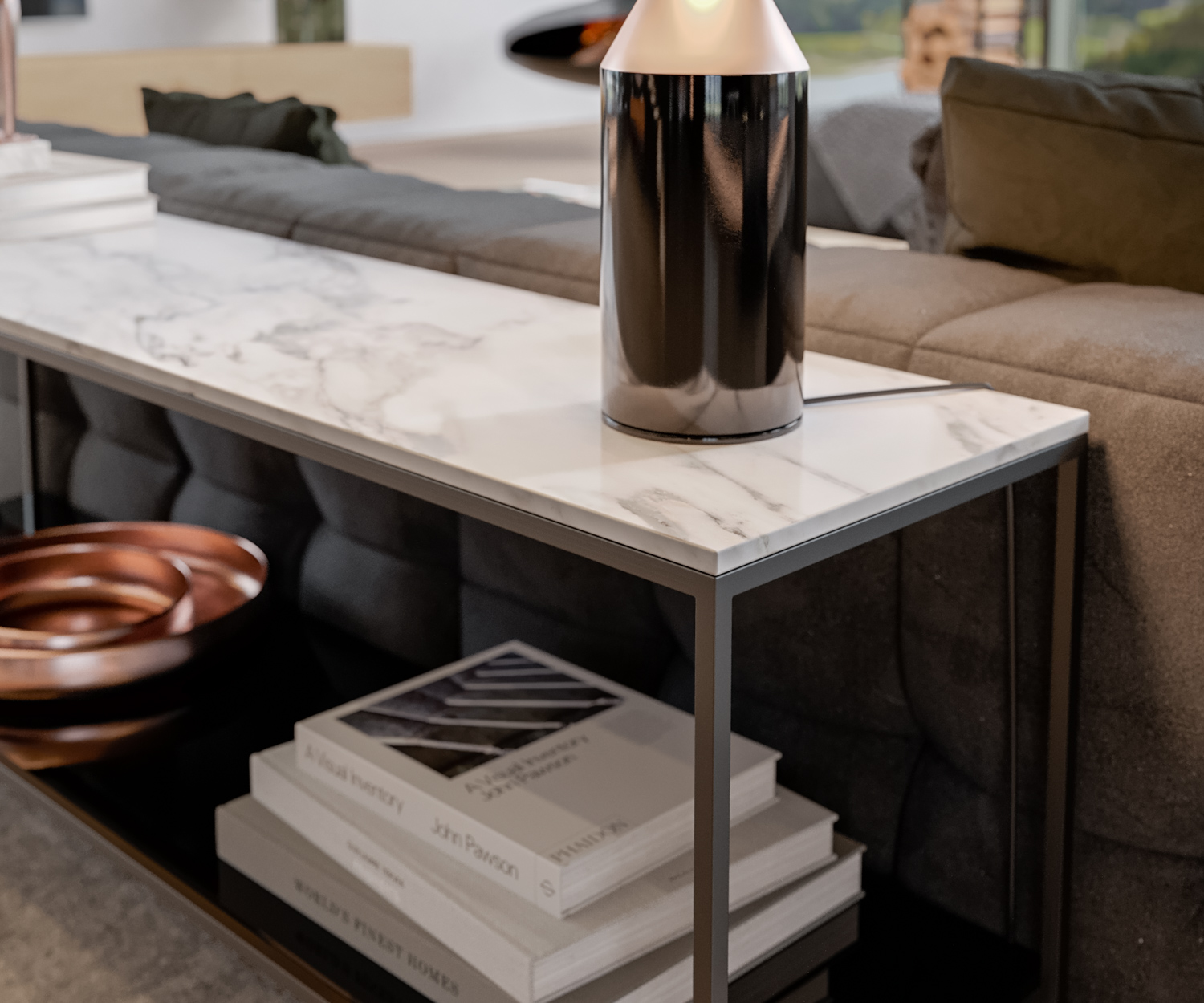 Consolle stretta dietro il divano in marmo Consolle stretta dietro il divano in marmo