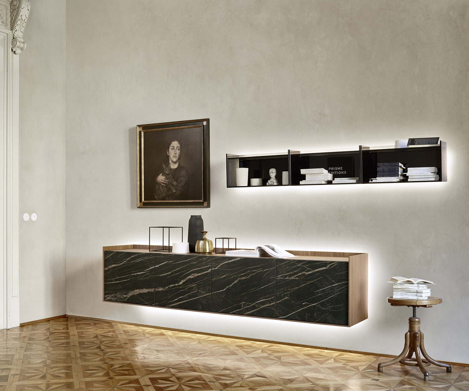 Esclusiva mensola a muro in vetro di design Livitalia in soggiorno sopra una credenza sospesa Esclusiva mensola a muro in vetro di design Livitalia in soggiorno sopra una credenza sospesa