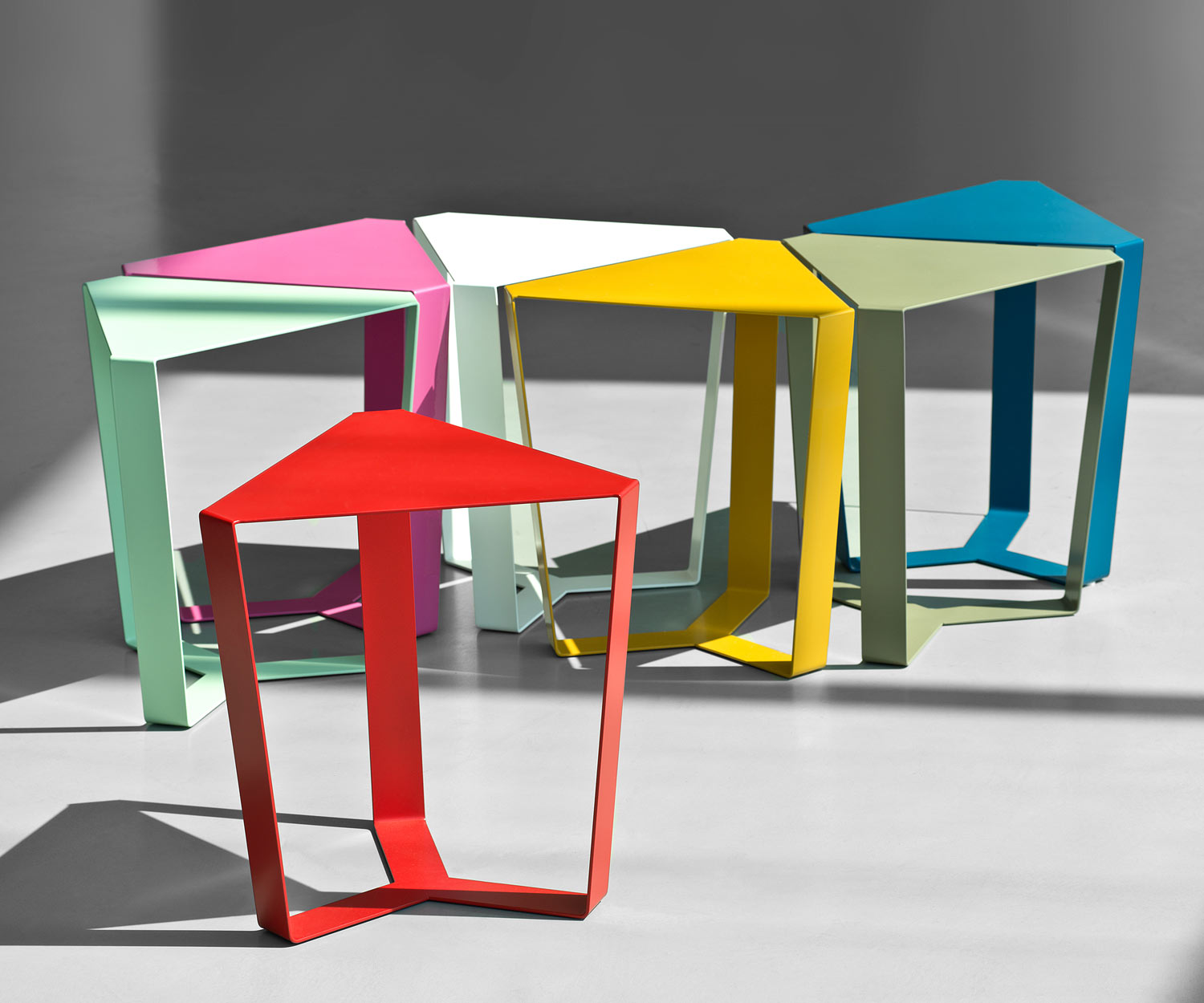 Tavolino triangolare moderno MEME DESIGN Finity in combinazione con altri Tavolino triangolare moderno MEME DESIGN Finity in combinazione con altri