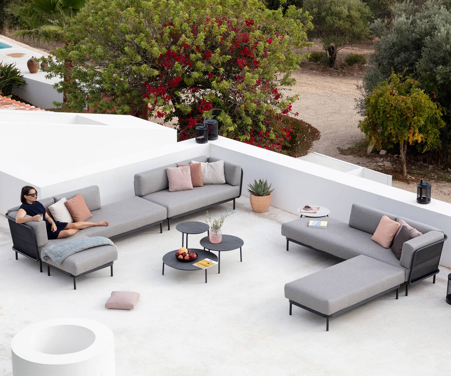 Todus Tavolino Starling Design in terrazza con divano da giardino Baza