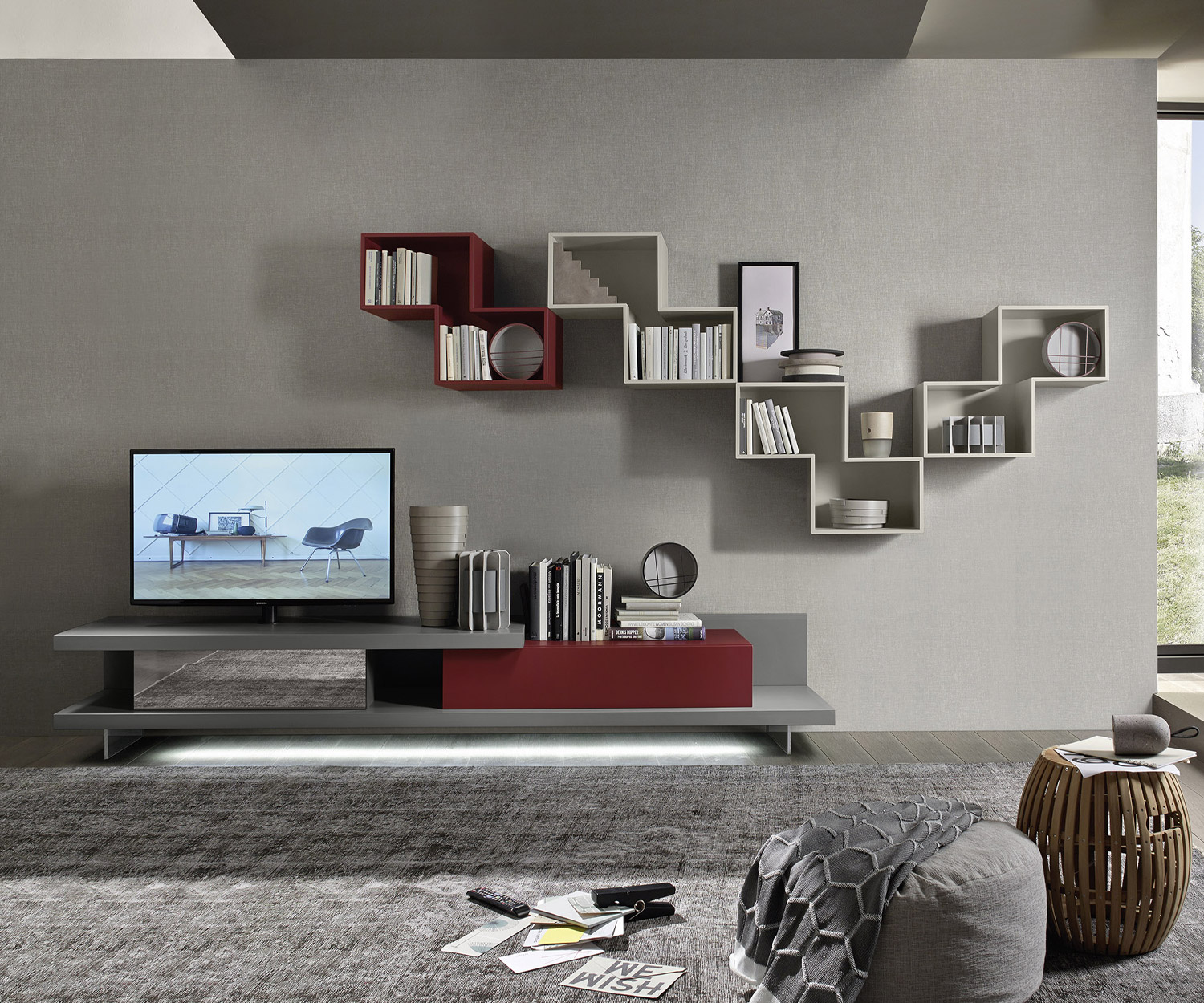 Moduli di scaffali di design Tetris come grande mensola a muro sopra una lavagna di design Moduli di scaffali di design Tetris come grande mensola a muro sopra una lavagna di design